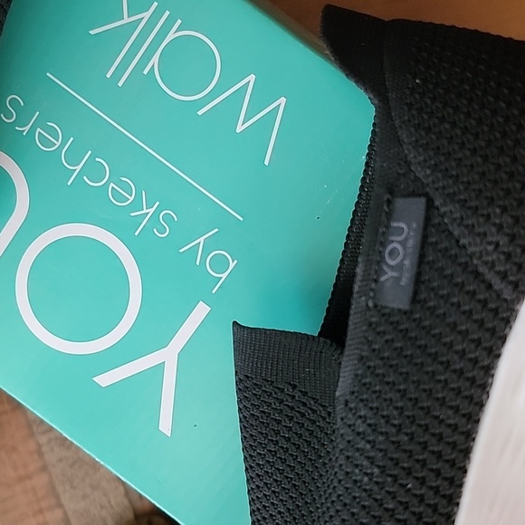 🎁Skechers Women's Black Slip-On Sneakers - Picture 4 of 4